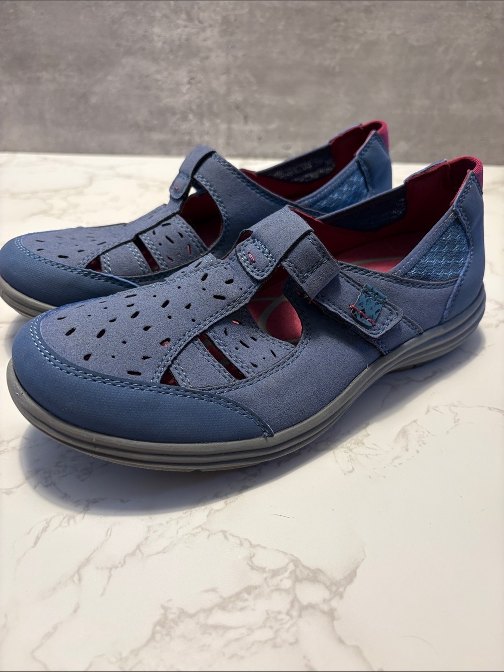Aravon Blue suede Mary Jane flats size 6.5 with Pink Lining excellent used shoes